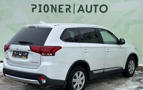 Mitsubishi Outlander III рестайлинг 3, 2017 год, 1 850 000 рублей, 7 фотография