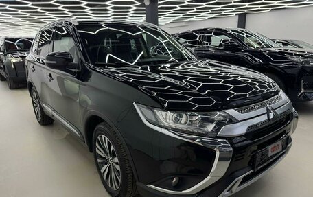 Mitsubishi Outlander III рестайлинг 3, 2019 год, 2 400 000 рублей, 2 фотография