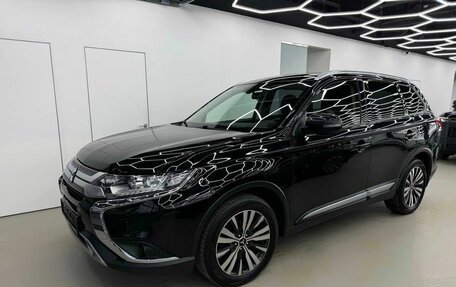 Mitsubishi Outlander III рестайлинг 3, 2019 год, 2 400 000 рублей, 3 фотография