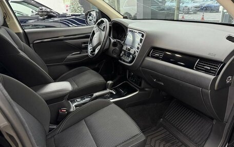 Mitsubishi Outlander III рестайлинг 3, 2019 год, 2 400 000 рублей, 8 фотография