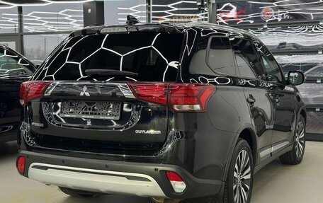 Mitsubishi Outlander III рестайлинг 3, 2019 год, 2 400 000 рублей, 5 фотография