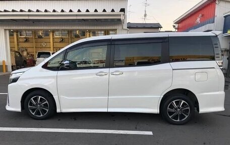 Toyota Voxy III, 2021 год, 1 980 000 рублей, 4 фотография