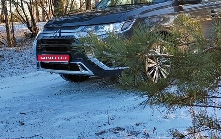 Mitsubishi Outlander III рестайлинг 3, 2021 год, 2 830 000 рублей, 2 фотография