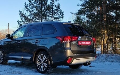 Mitsubishi Outlander III рестайлинг 3, 2021 год, 2 830 000 рублей, 6 фотография