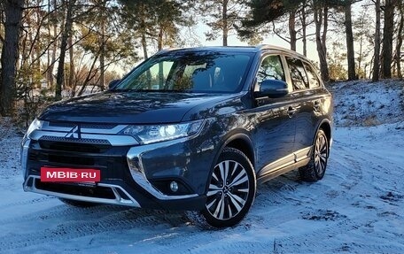 Mitsubishi Outlander III рестайлинг 3, 2021 год, 2 830 000 рублей, 5 фотография