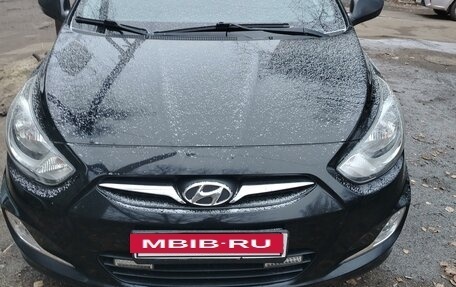 Hyundai Solaris II рестайлинг, 2011 год, 900 000 рублей, 2 фотография