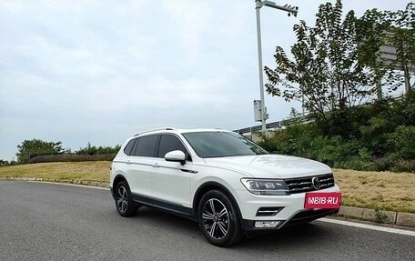 Volkswagen Tiguan II, 2021 год, 2 800 000 рублей, 2 фотография