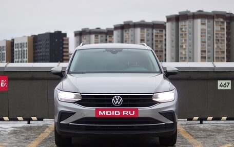 Volkswagen Tiguan II, 2020 год, 3 620 000 рублей, 2 фотография