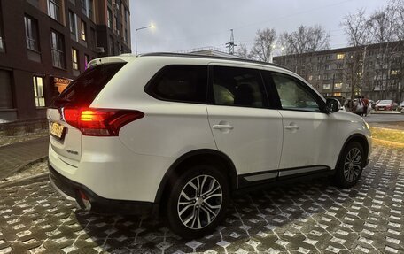 Mitsubishi Outlander III рестайлинг 3, 2015 год, 2 300 000 рублей, 5 фотография