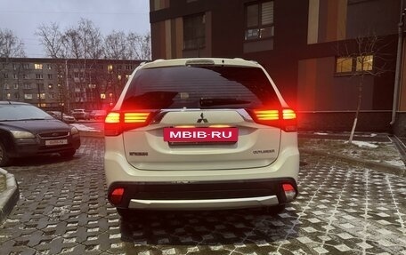 Mitsubishi Outlander III рестайлинг 3, 2015 год, 2 300 000 рублей, 4 фотография