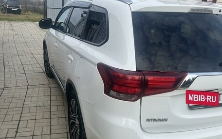 Mitsubishi Outlander III рестайлинг 3, 2016 год, 2 070 000 рублей, 4 фотография