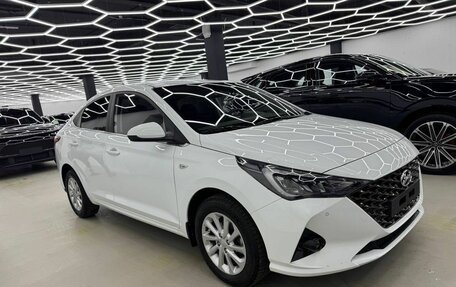 Hyundai Solaris II рестайлинг, 2021 год, 2 000 000 рублей, 2 фотография