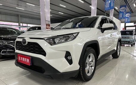 Toyota RAV4, 2020 год, 2 700 000 рублей, 4 фотография