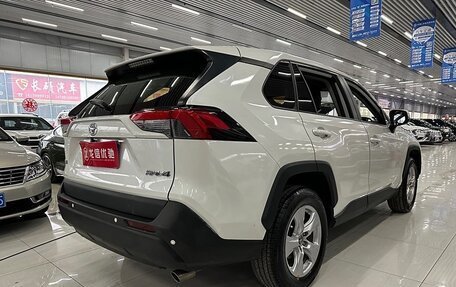 Toyota RAV4, 2020 год, 2 700 000 рублей, 3 фотография