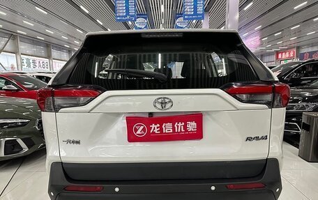 Toyota RAV4, 2020 год, 2 700 000 рублей, 5 фотография