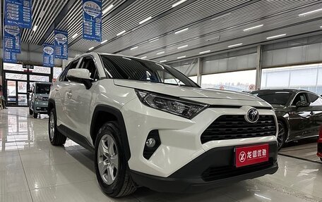 Toyota RAV4, 2020 год, 2 700 000 рублей, 2 фотография