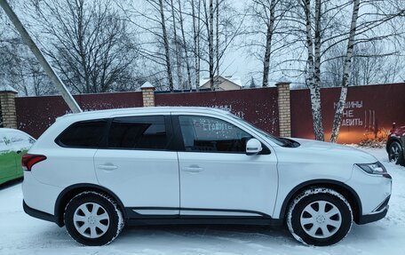 Mitsubishi Outlander III рестайлинг 3, 2016 год, 1 600 000 рублей, 3 фотография