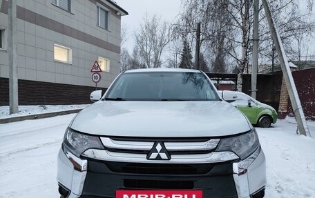 Mitsubishi Outlander III рестайлинг 3, 2016 год, 1 600 000 рублей, 2 фотография