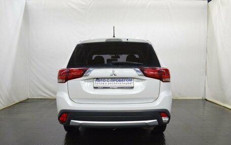 Mitsubishi Outlander III рестайлинг 3, 2016 год, 1 635 000 рублей, 6 фотография