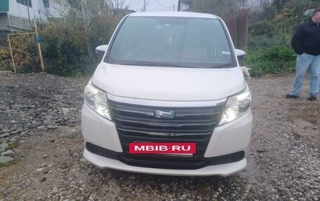 Toyota Noah III, 2014 год, 1 700 000 рублей, 4 фотография