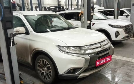 Mitsubishi Outlander III рестайлинг 3, 2016 год, 1 891 080 рублей, 2 фотография