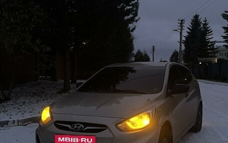 Hyundai Solaris II рестайлинг, 2013 год, 899 999 рублей, 15 фотография