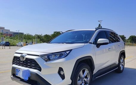 Toyota RAV4, 2021 год, 3 100 000 рублей, 3 фотография