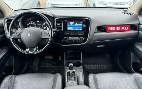 Mitsubishi Outlander III рестайлинг 3, 2016 год, 1 690 000 рублей, 13 фотография