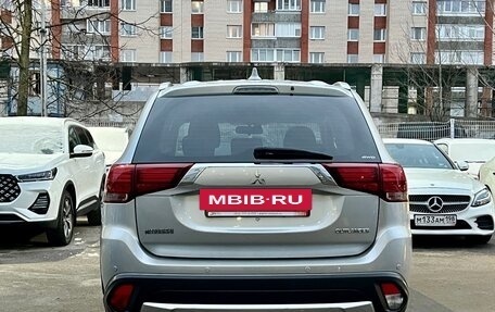 Mitsubishi Outlander III рестайлинг 3, 2018 год, 1 939 000 рублей, 5 фотография