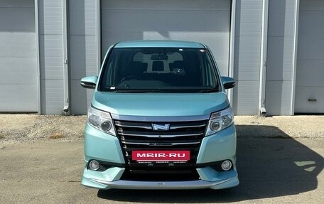 Toyota Noah III, 2015 год, 1 998 000 рублей, 2 фотография