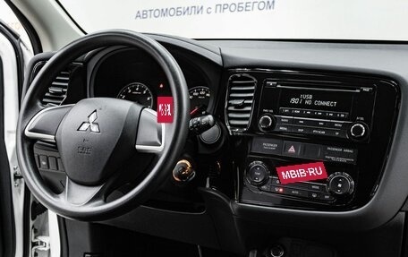 Mitsubishi Outlander III рестайлинг 3, 2015 год, 1 865 000 рублей, 11 фотография