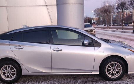 Toyota Prius IV XW50, 2017 год, 1 650 000 рублей, 7 фотография