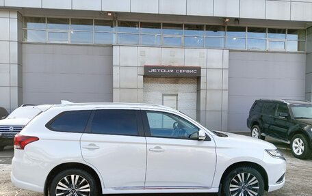 Mitsubishi Outlander III рестайлинг 3, 2022 год, 2 930 000 рублей, 6 фотография