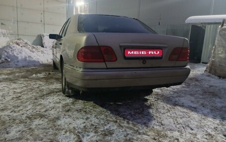 Mercedes-Benz E-Класс, 2000 год, 250 000 рублей, 1 фотография