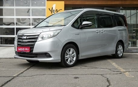 Toyota Noah III, 2014 год, 1 798 000 рублей, 1 фотография