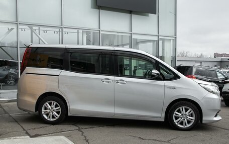 Toyota Noah III, 2014 год, 1 798 000 рублей, 4 фотография