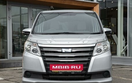 Toyota Noah III, 2014 год, 1 798 000 рублей, 2 фотография