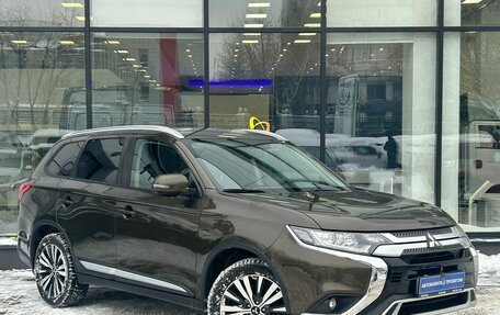 Mitsubishi Outlander III рестайлинг 3, 2019 год, 2 355 000 рублей, 3 фотография