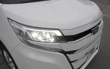 Toyota Noah III, 2021 год, 2 370 000 рублей, 9 фотография