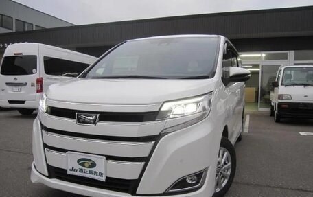 Toyota Noah III, 2021 год, 2 370 000 рублей, 13 фотография