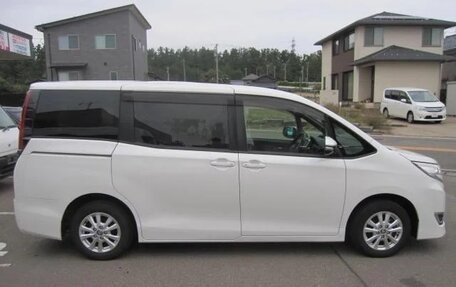 Toyota Noah III, 2021 год, 2 370 000 рублей, 8 фотография