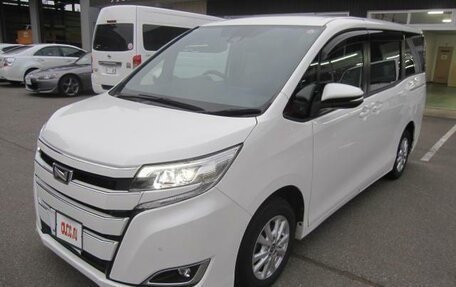 Toyota Noah III, 2021 год, 2 370 000 рублей, 3 фотография