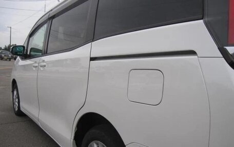 Toyota Noah III, 2021 год, 2 370 000 рублей, 11 фотография