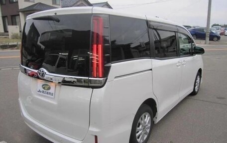 Toyota Noah III, 2021 год, 2 370 000 рублей, 7 фотография