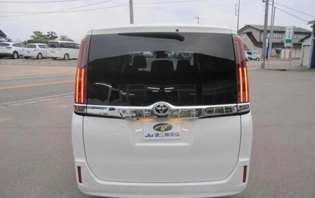 Toyota Noah III, 2021 год, 2 370 000 рублей, 6 фотография