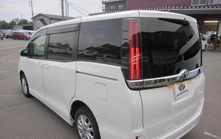 Toyota Noah III, 2021 год, 2 370 000 рублей, 5 фотография