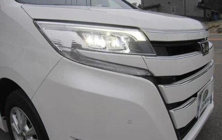 Toyota Noah III, 2021 год, 2 370 000 рублей, 10 фотография