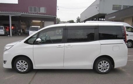 Toyota Noah III, 2021 год, 2 370 000 рублей, 4 фотография