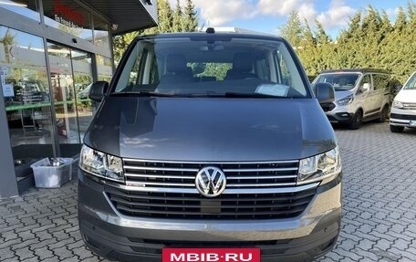 Volkswagen Multivan T6 рестайлинг, 2022 год, 7 800 000 рублей, 2 фотография