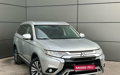 Mitsubishi Outlander III рестайлинг 3, 2019 год, 1 899 000 рублей, 9 фотография